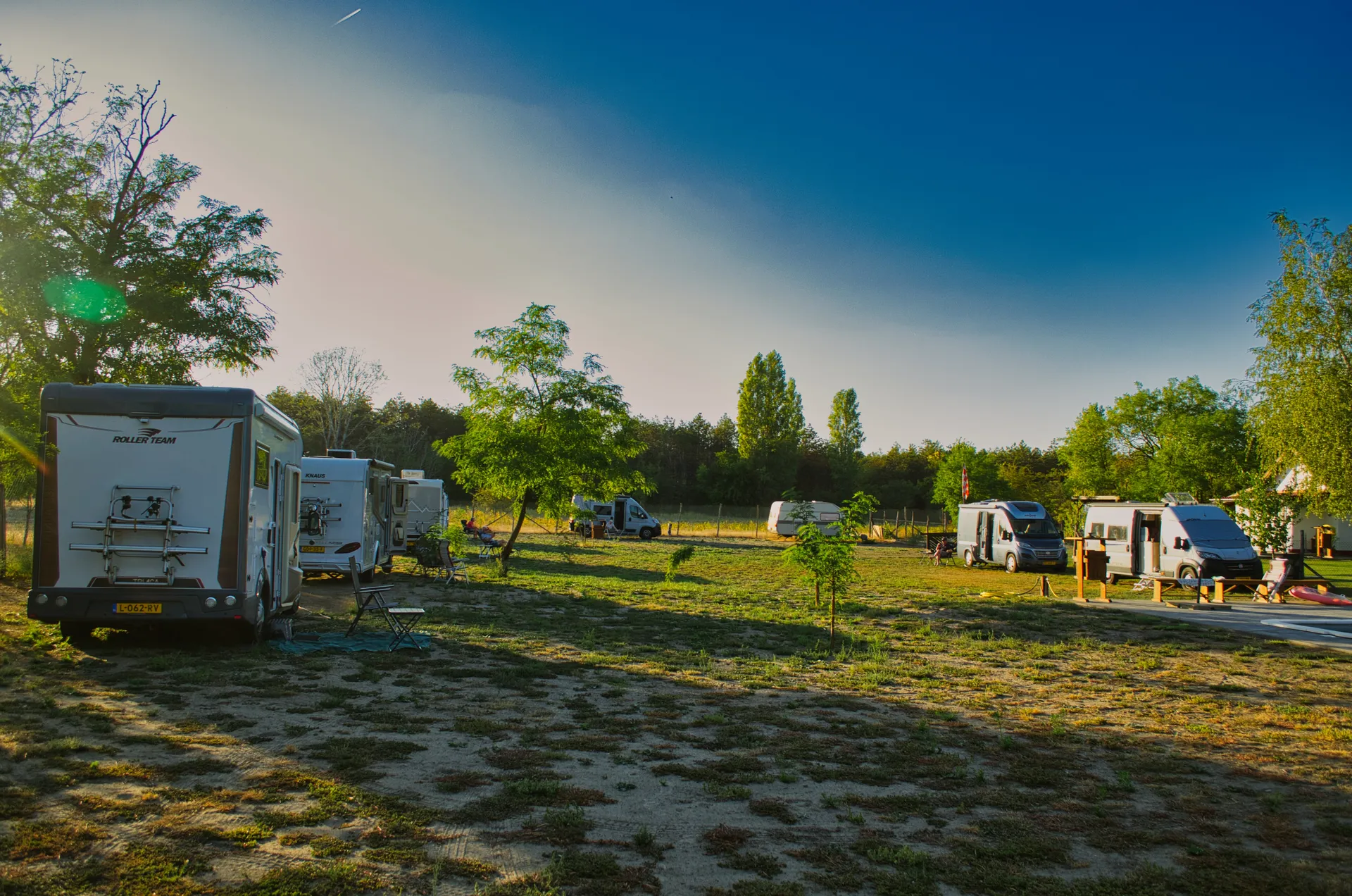 Overzicht camperveld met zwembad
